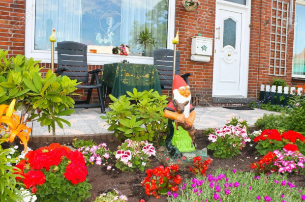 Taman Depan yang Indah dengan Tanaman Hias